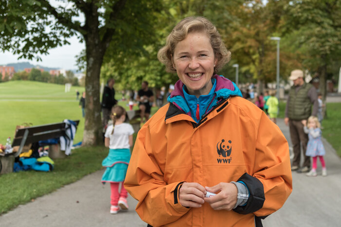 Ein Vorstandsmitglied hilft dem WWF an einem Sponsorenlauf als Betreuerin an einem Streckenposten.