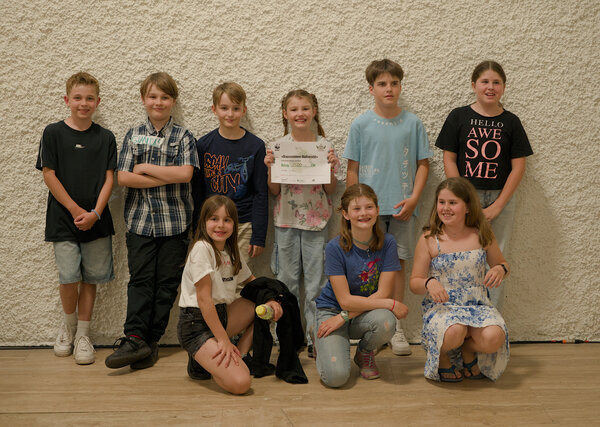 Die Gewinner:innen des Grünen Zweig 2024 posieren für ein Gruppenfoto.