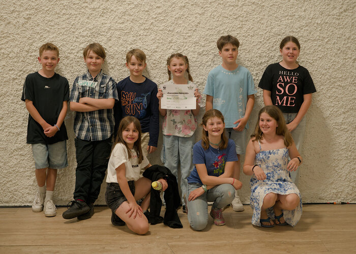 Die Gewinner:innen des Grünen Zweig 2024 posieren für ein Gruppenfoto.