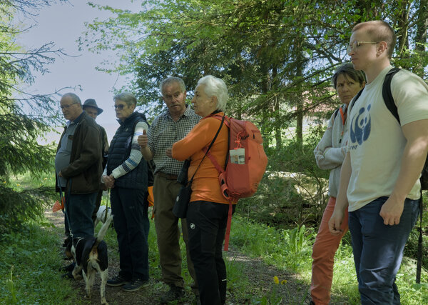 Eine Gruppe von sieben Personen lauscht den Erzählungen des Eventleiters Fritz, zum Thema Feldhasen