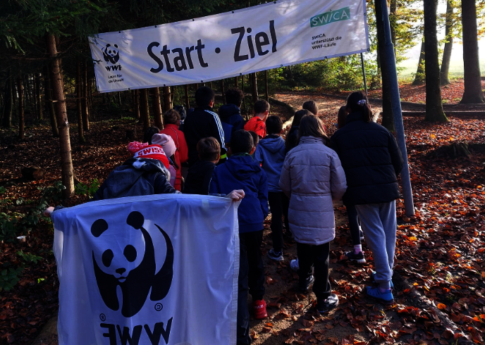Die Schulklasse steht unter dem Start- und Zielbanner beim Rehwald in Flawil.