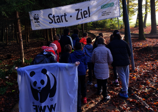 Die Schulklasse steht unter dem Start- und Zielbanner beim Rehwald in Flawil.