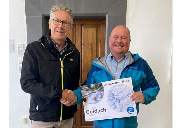 Walter Wagner überreicht Paul König, dem Präsidenten des Vereins Goldach-Gewässerperle Plus, das Zertifikat.