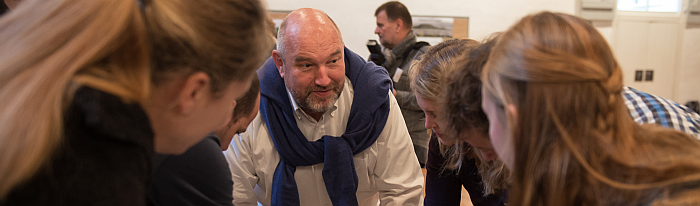 Freiwilligenkongress Eine Gruppe von Erwachsenen, die sich Unterhalten