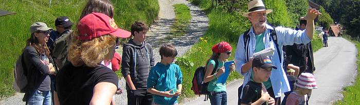 Eine bunt gemischte Gruppe fleissiger Helfer:innen lauschen den Instruktionen des Eventleiters.